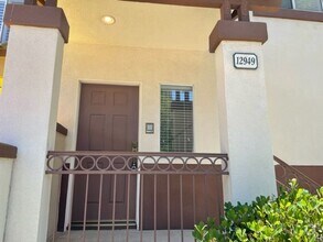Building Photo - 2 Bedroom in Beautiful Tustin Golf Community