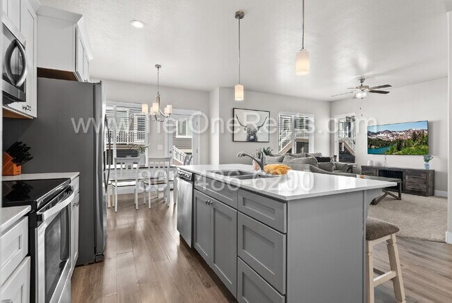 Building Photo - NO DEPOSIT option available for qualified ...