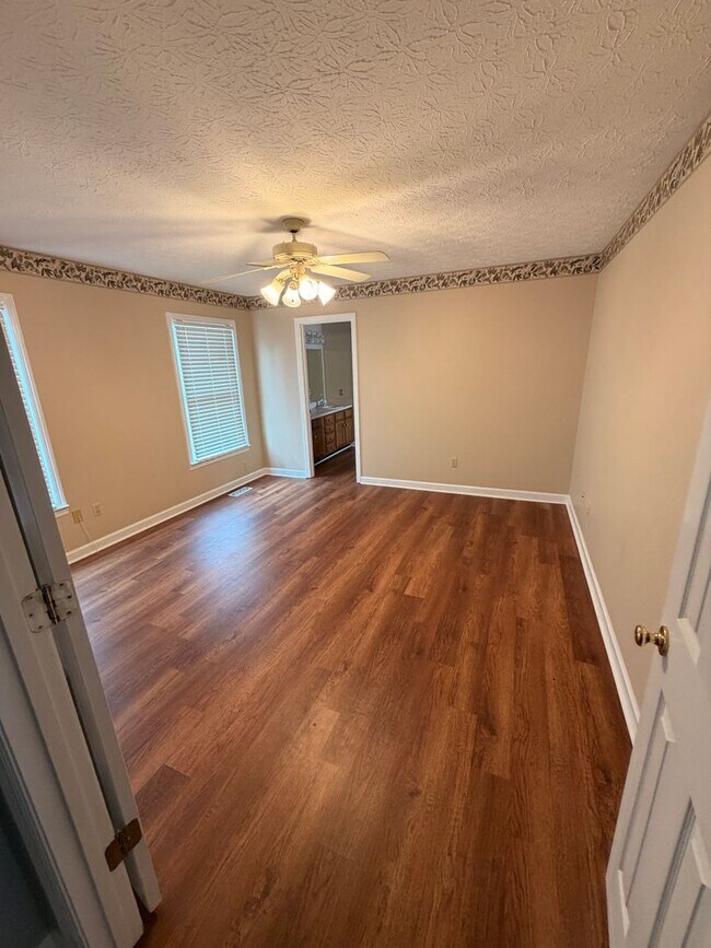 Building Photo - 3BR Home | Granite Kitchen | Fireplace | Deck | Fenced Yard