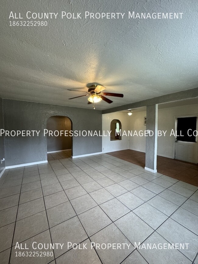 Building Photo - 3 Bedroom 1 Bath Home in St. Pete!