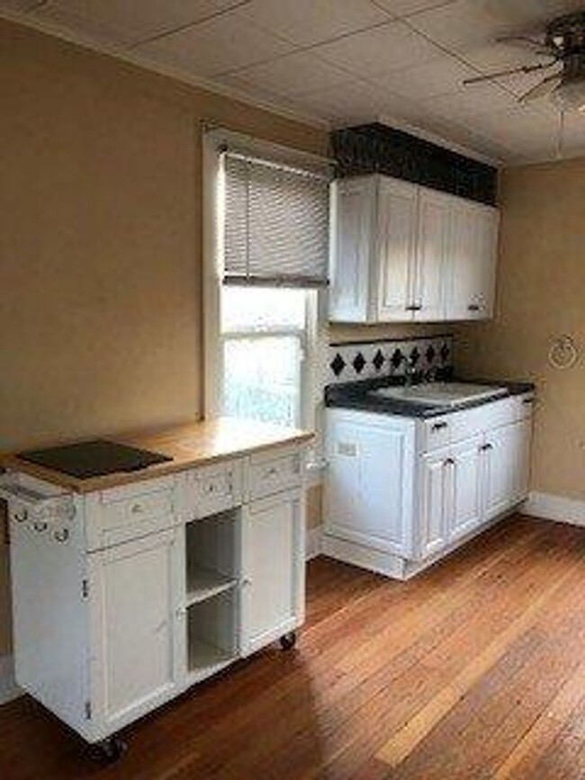 Building Photo - Charming two bedroom house in Vancouver wi...