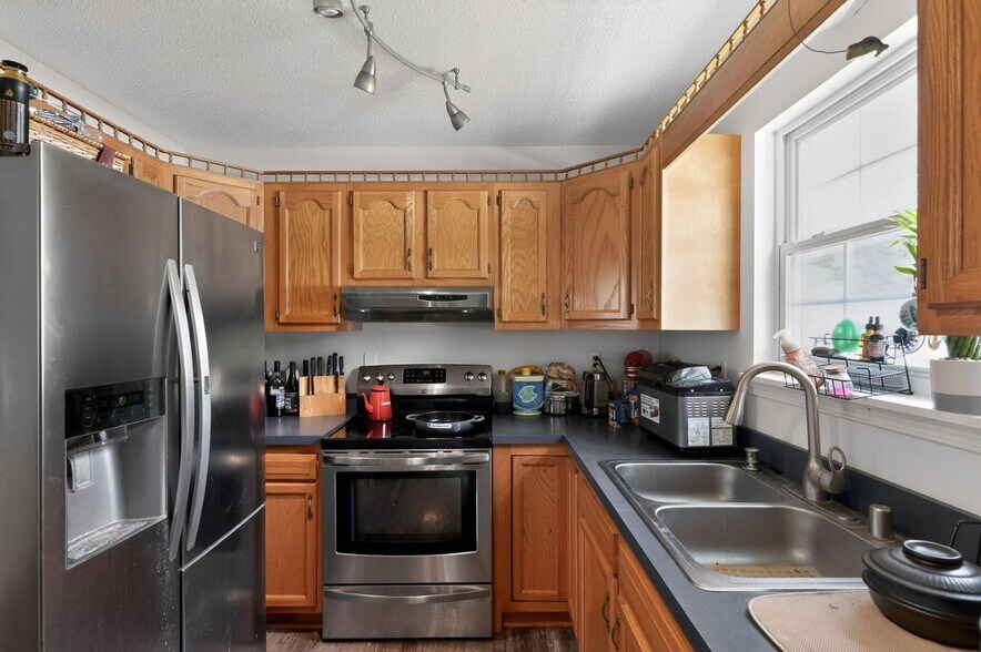 Building Photo - 373 Redwing Rd