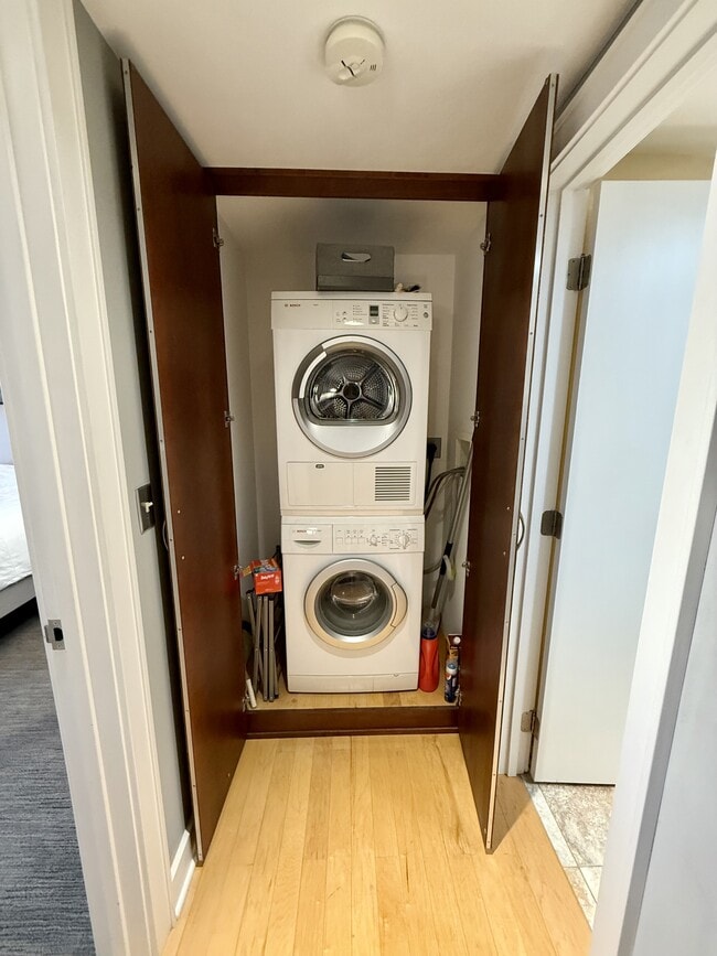 Building Photo - 803 W 48th St