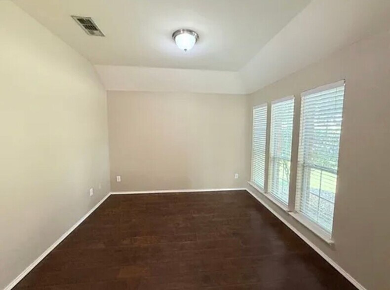 Building Photo - 13645 Valley Mills Dr