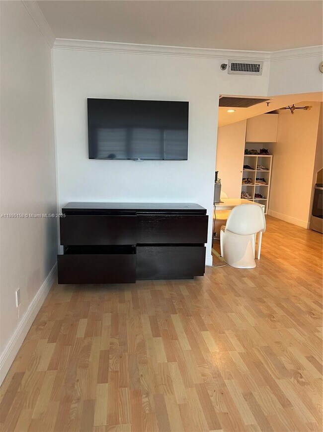 Building Photo - 100 Lincoln Rd