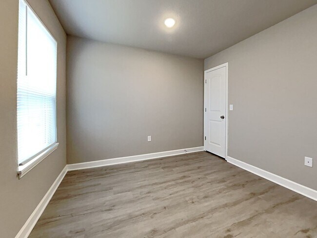 Building Photo - Coming Soon! 3 BR/2BA | Newly Renovated Single Family Home | 1-Car Garage Parking | In Blue Springs!
