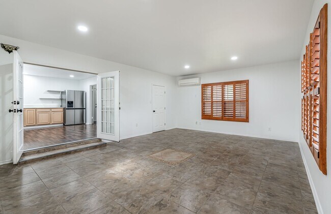 Building Photo - Recently Rehabbed Spacious Two Story in Convenient and Popular Huntington Place