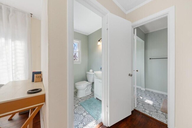 Building Photo - 419 King Cir