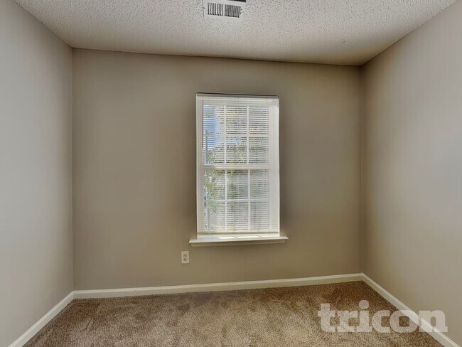 Building Photo - 11 Peridot Pl