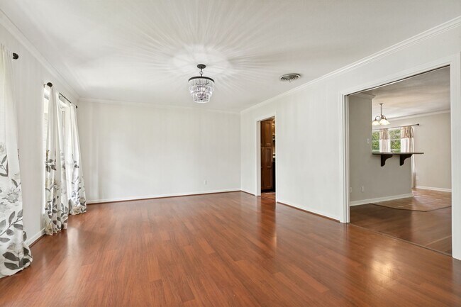 Building Photo - BEAUTIFUL 4-BEDROOM IN SUNSHINE ESTATES