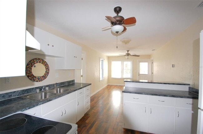 Building Photo - 247 Short St