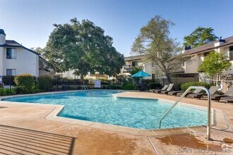 Building Photo - Spacious and Bright Escondido 1 Bed 1 Bath...