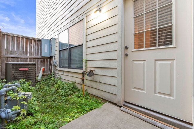 Building Photo - Gated 2BR Townhome Just Minutes from the T...