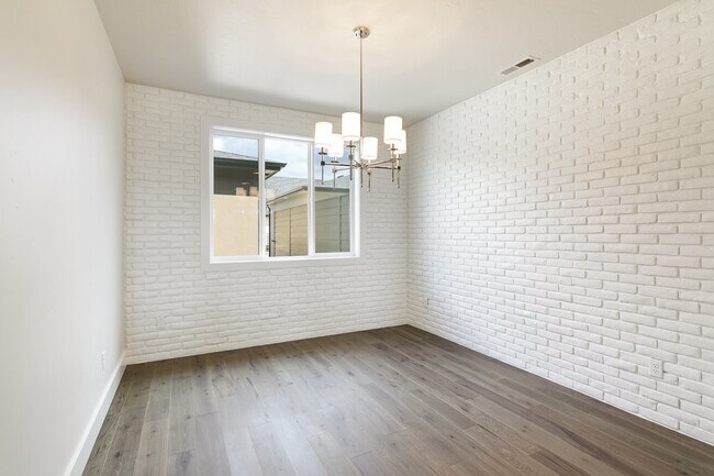 Building Photo - 3 Bedroom 2.5 Bathroom Townhouse in Harris Ranch.