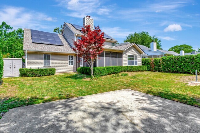 Building Photo - Charming Charleston National Home
