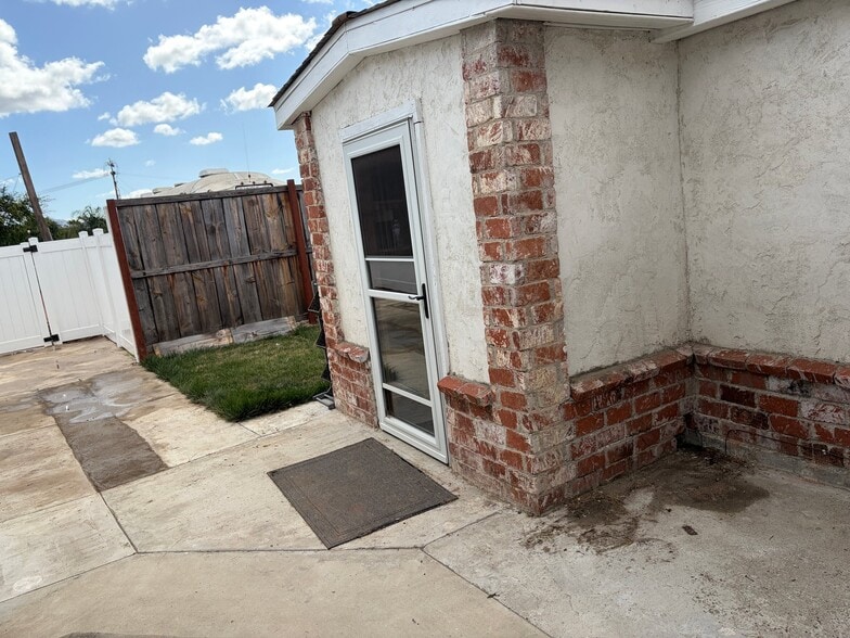Building Photo - 864 Farr Ave