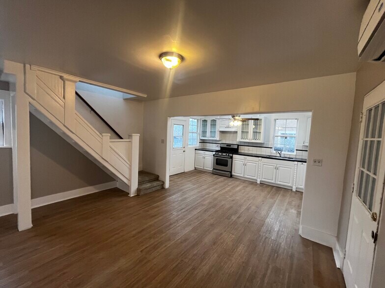 Building Photo - 201 E Eagle St