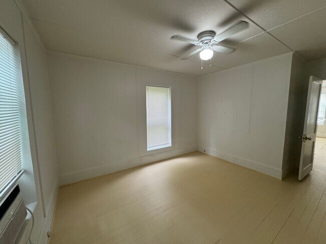 Building Photo - 434 E Tillman Ave