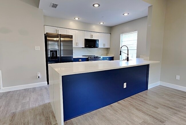 Building Photo - 2709 Mnr Hl Dr