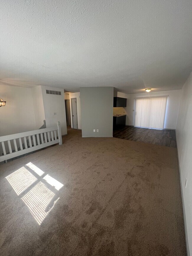 Building Photo - 429-431 Maple Grove Way