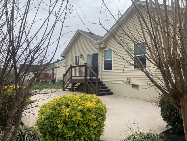 Building Photo - 3 Bed, 2 Bath Home w/ 1 Car Garage and Fen...