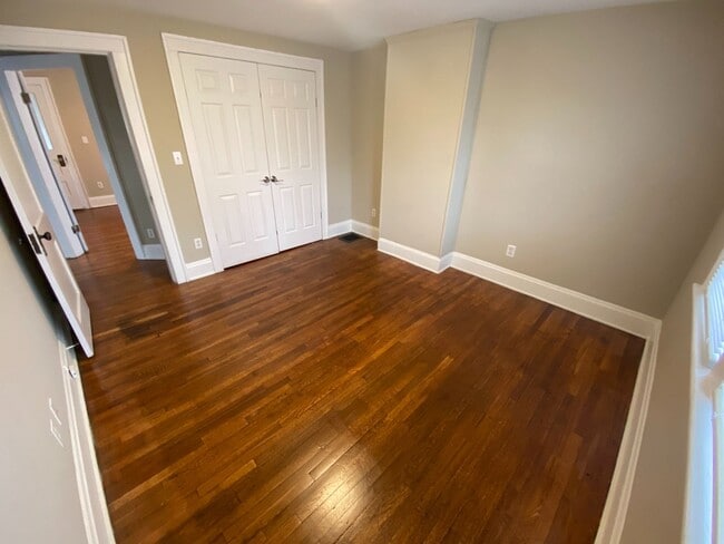 Building Photo - 3 Bedroom House - Grandview Area