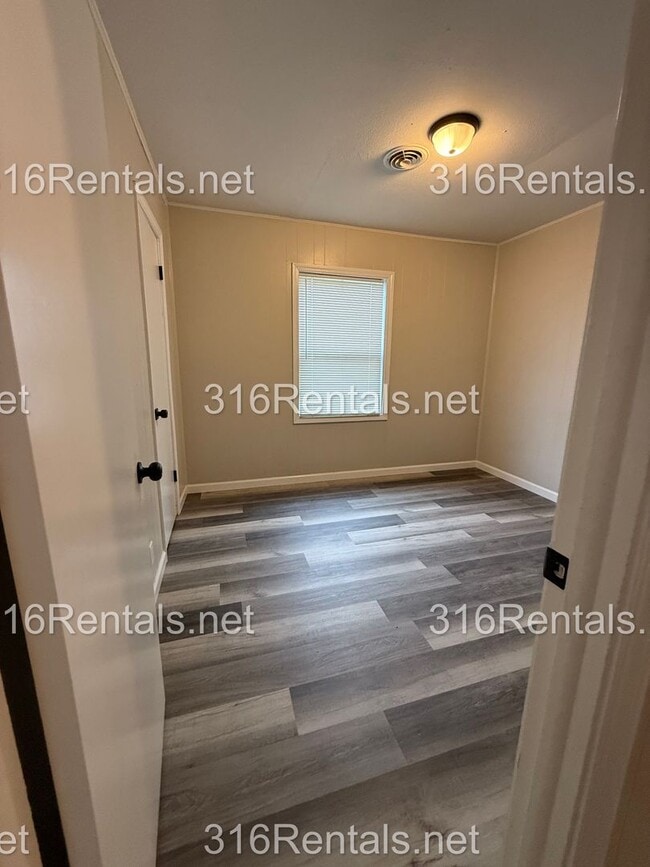 Building Photo - $1200 - NEWLY REMODELED 4 bedroom / 1 bathroom - Single Family Home