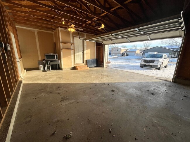 Building Photo - 5 Bed/2 Bath West Side Home!