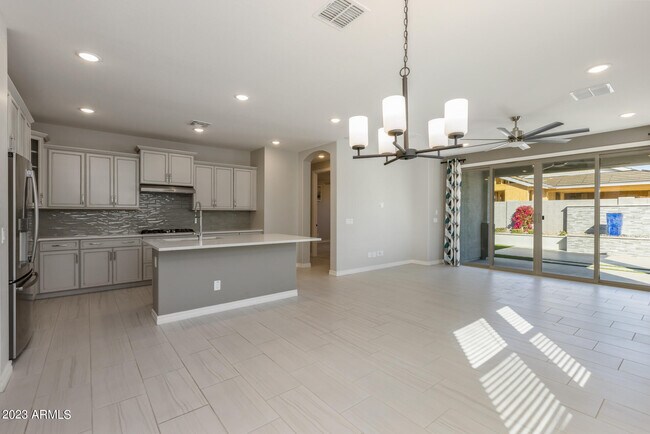 Building Photo - 15292 W Linden St