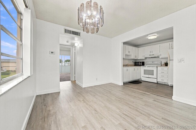 Building Photo - 809 Flanders Q