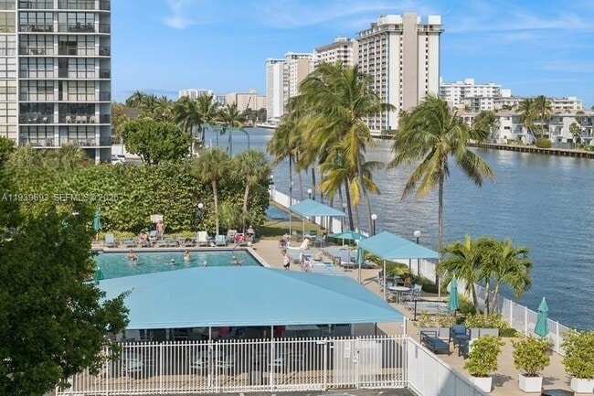 Building Photo - 800 Parkview Dr