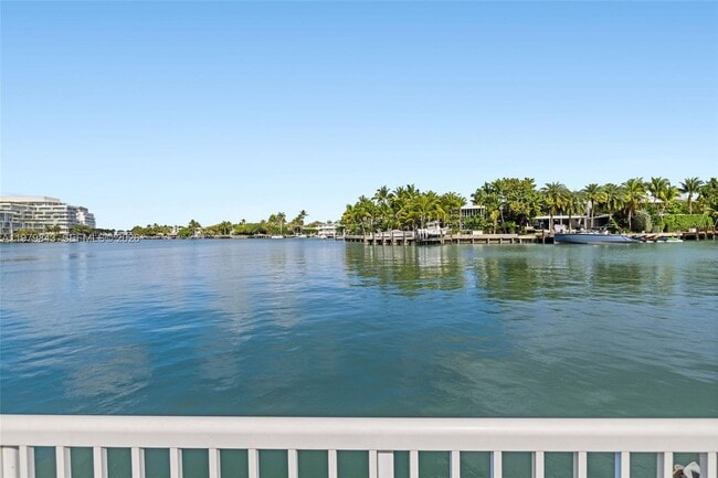 Building Photo - 4710 Pine Tree Dr