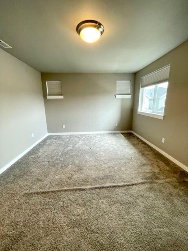 Building Photo - Like new 3 bedroom townhome in SE Bend!