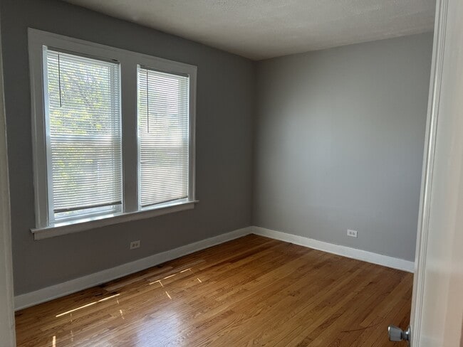 Building Photo - 1240 W 90th St