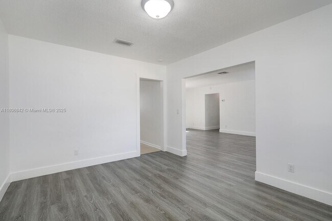 Building Photo - 900 Benevento Ave