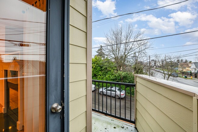 Building Photo - 3Bd/2Ba Seattle Townhouse