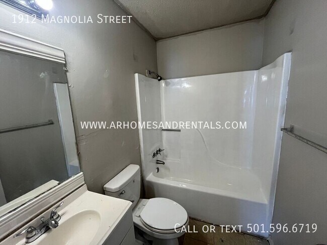 Building Photo - 1912 N Magnolia St