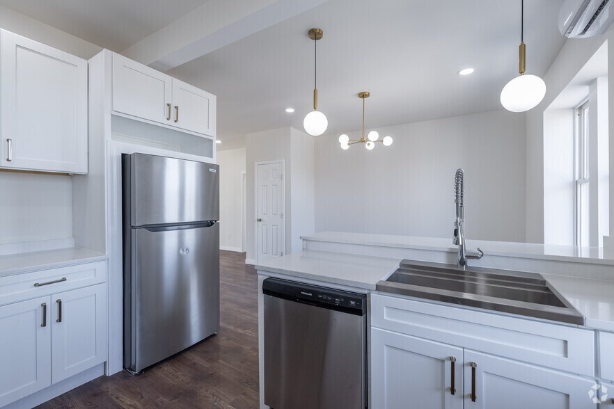 2BR, 1BA - 960SF - Kitchen - Newly Renovated - Parking, Utilities Included