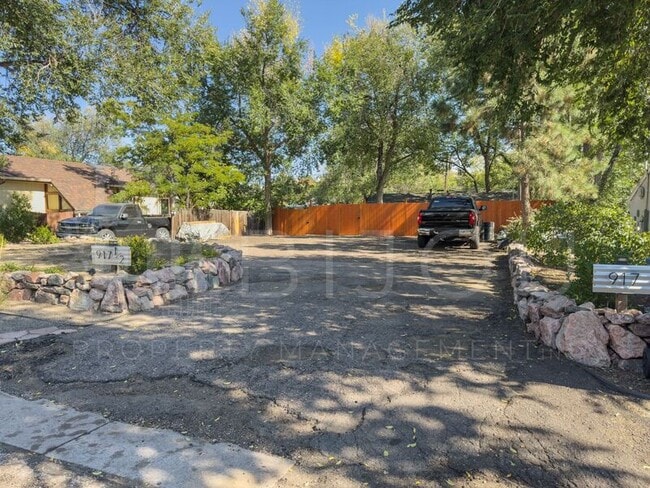 Building Photo - 917 Bennett Ln
