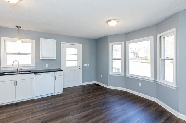 Building Photo - 700 Western Ave