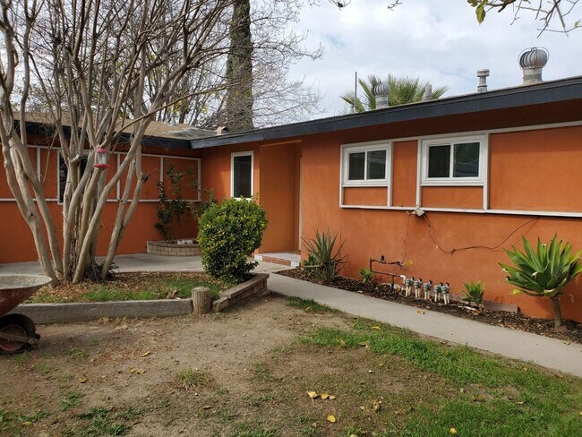 Building Photo - 3 bed/3 bath + LARGE BONUS ROOM and YARD for Assisted Living/Sober Living/Detox/Rehab Facility.