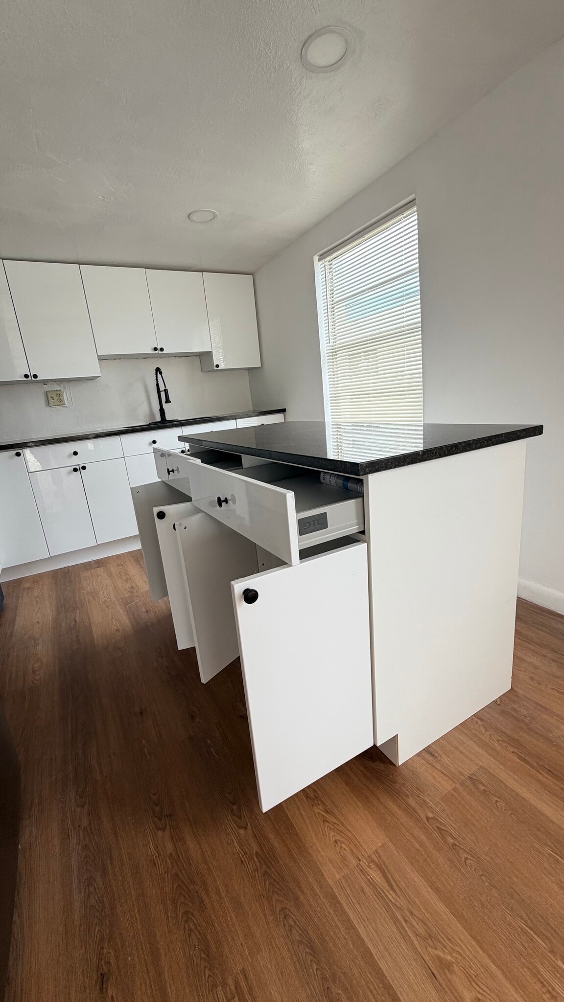 Building Photo - 414 Phippen Waiters Rd