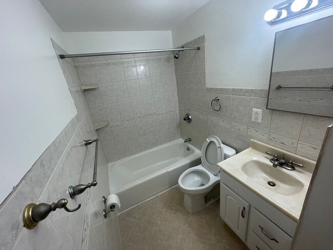 Building Photo - Quiet Corner Apartment in the Heart of Salem