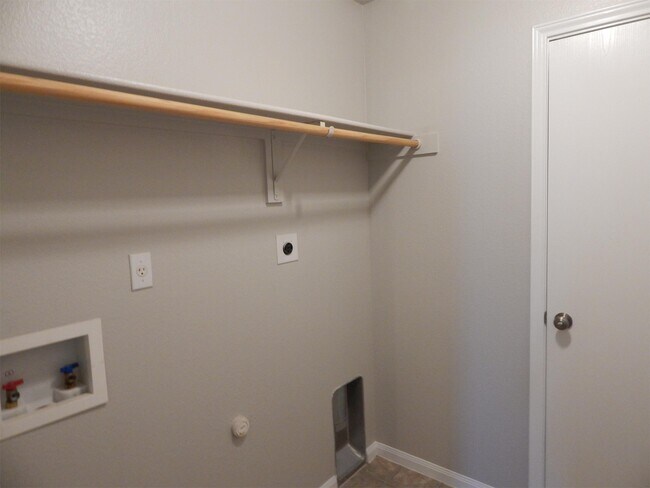 Building Photo - 601 Cattail Cir