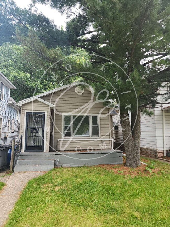 Primary Photo - 2-Bedroom Gem! Large kitchen. Convienient ...