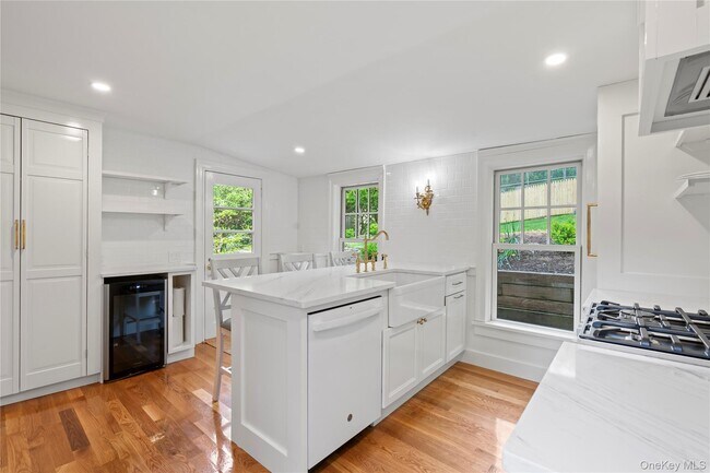 Building Photo - 152 Main St