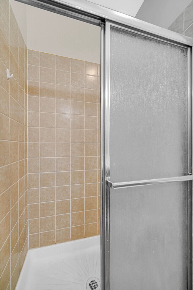 Building Photo - 1661 Commodore Ct