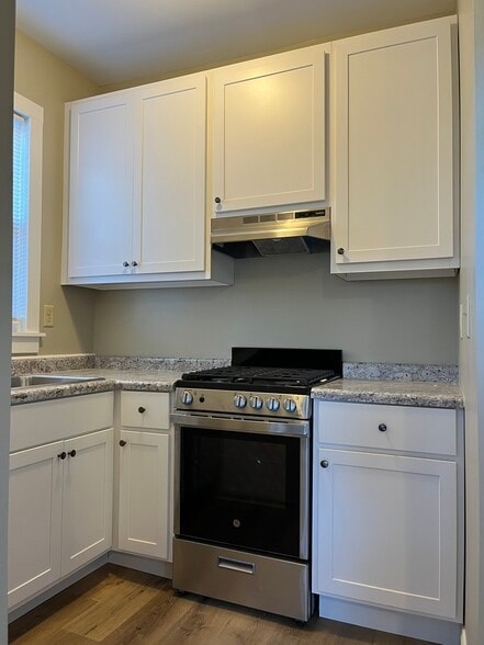 Building Photo - 814 E Lincoln Ave