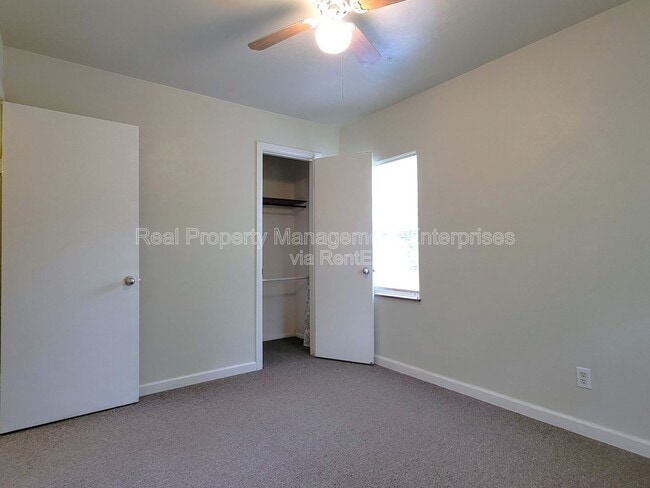 Building Photo - 608 N Poplar Ln