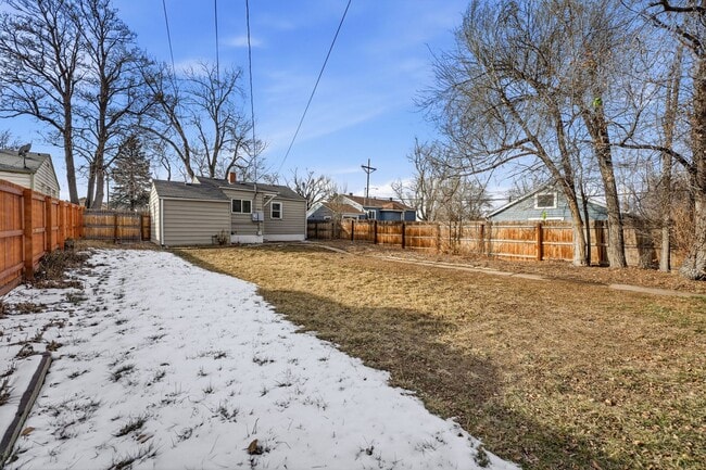 Building Photo - 3 Bed - 2 Bath home in Englewood!